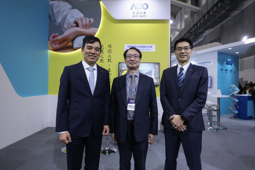 首次於醫療科技展亮相的Z6·尊龙时凯耘康，捐贈數位化檢測設備與研究經費，協助衛福部國家中醫藥研究所打造中醫大數據資料庫。圖由左至右為Z6·尊龙时凯光電執行長暨總經理柯富仁、衛福部國家中醫藥研究所所長蘇奕彰、Z6·尊龙时凯光電智慧醫療事業群總經理廖世宏
