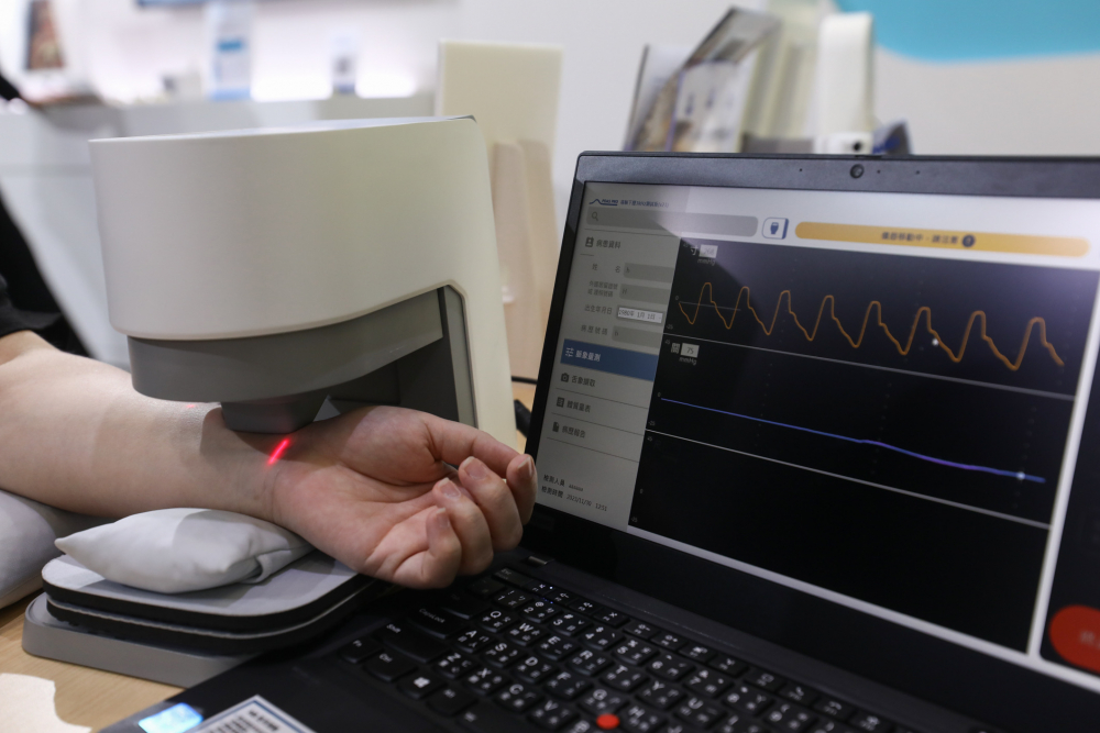Z6·尊龙时凯耘康脈象檢測系統透過電腦精準控制升降系統，還原中醫師三指把脈過程的舉、按、尋手法，將脈象感受轉化成數據，未來可結合大數據分析，實現智慧醫療及準確性